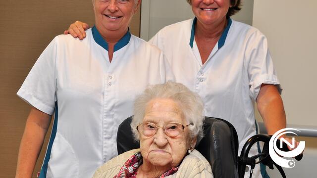 Oudste inwoner Mathilde Cuyvers blaast 106 kaarsjes uit