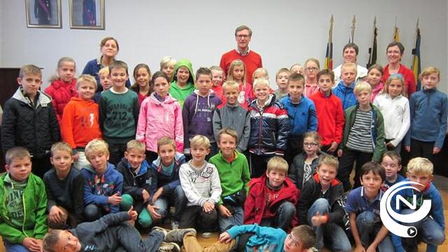 School De Parel bezoekt gemeentehuis