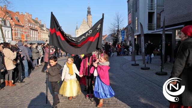 Kleurrijke zonovergoten carnavalparade (W)Onderwijs in centrumstraten