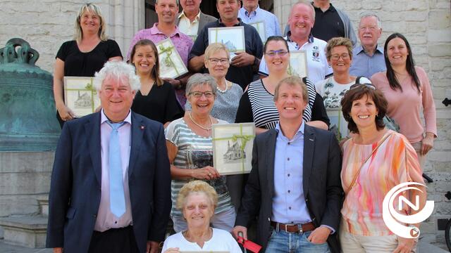 90 jaar vrijdagse markt : massa koopjesjagers op feestmarkt 