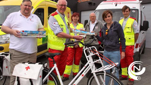 Sanne Cant koopt eerste exemplaar sticker Rode Kruis Playmobilmannetjes 