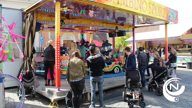 Zonnige zondag lokt massa naar kermis en rommelmarkt