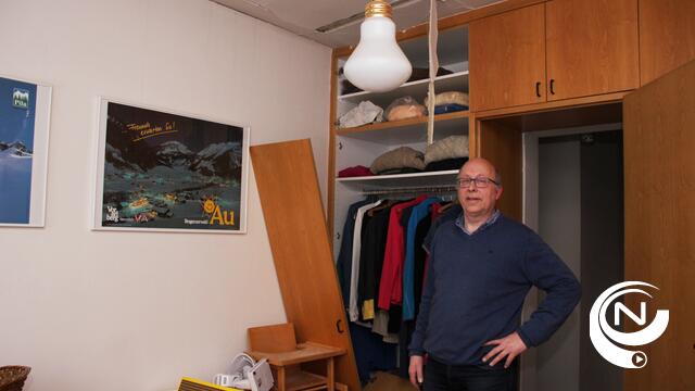 Zijgevel van uitgebrand Gildenhuis valt op krantenwinkel Haest : 1,5 ton bakstenen op dak