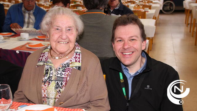 'Langste dessertenbuffet' voor 1.200 zoetebekken : ook Maria Vorselaars (100) aan de feestdis