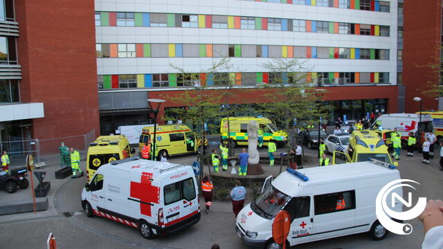 Indringend eerbetoon van Kempense hulpdiensten aan AZ Herentals, zonder brandweer... - vid & foto's