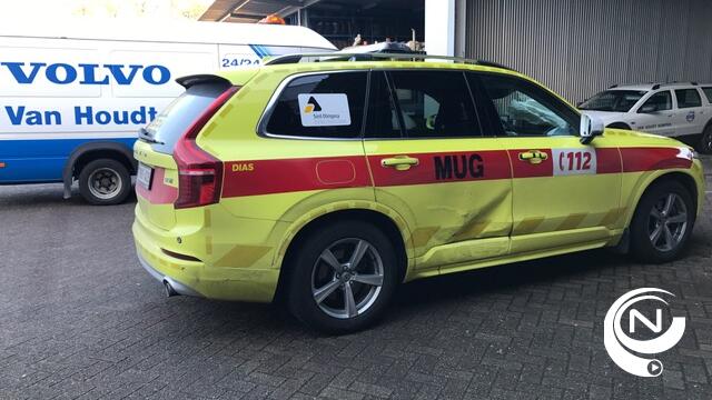 Geelse MUG-wagen buiten gebruik na botsing en slippartij
