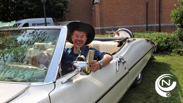 Minister Sven Gatz (Open Vld) even cowboy in Pontiac Bonneville Bobbejaan 