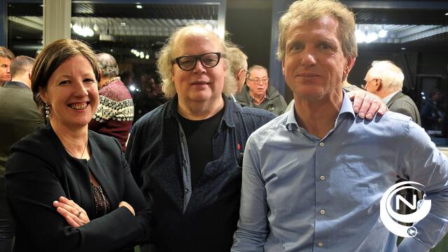 Uittredend burgemeester Jan Bertels krijgt applaus 