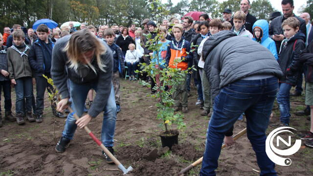 Indringende nagedachtenis met boomplanting voor scoutsvoortrekker Jochen 