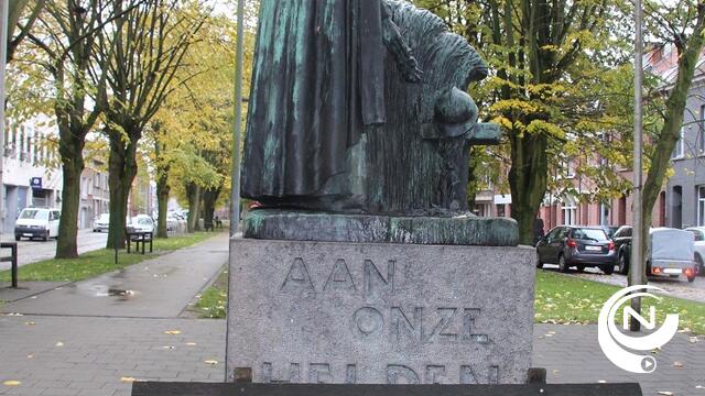 Oorlogsmonument 'Aan onze 'doorstreepte' Helden'