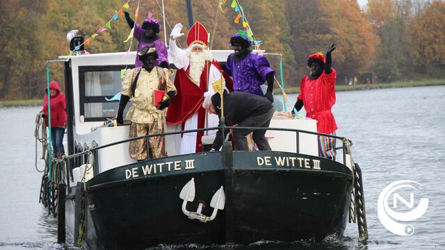 Sinterklaas begroet massa brave kinderen
