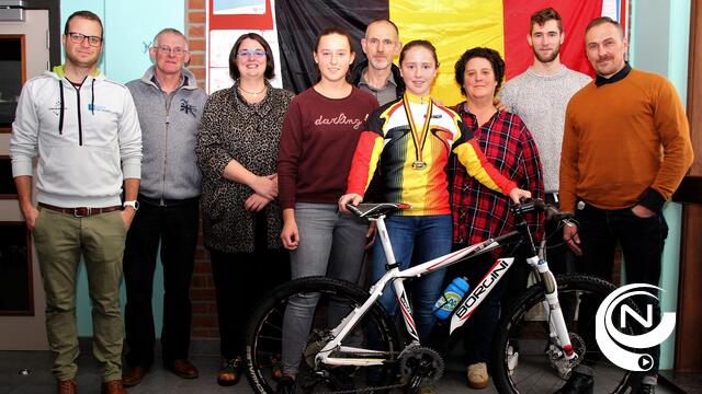 Nette Coppens Belgisch kampioene aspiranten veldrijden in de bloemetje in Campus De Vesten