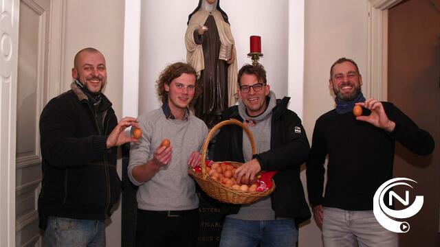 Organisator van De Warmste Dag van Olen brengt volle mand eieren naar H. Karmelietessen (3)