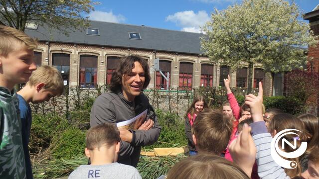 Leerlingen Toermalijn Olen bouwen samen met Joeri Cortens bijenhotel