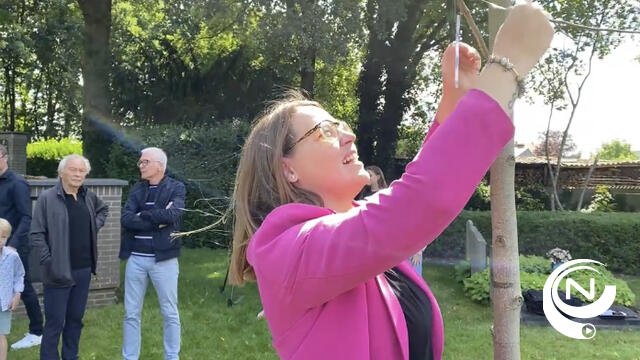 Mama Sarah hangt allereerste ster in sterrenboom voor verloren kindje
