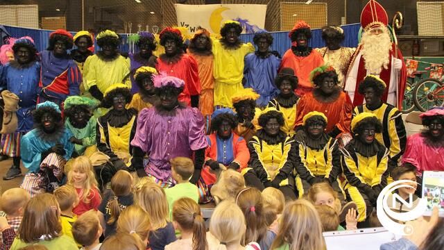 Sinterklaas begroet massa brave kinderen  (1)