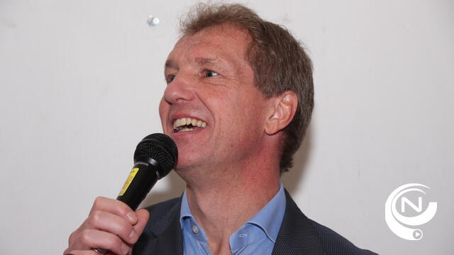 Jan Bertels : 'Op de bus kan je (bijna) eeuwig wachten, skelet on tour'