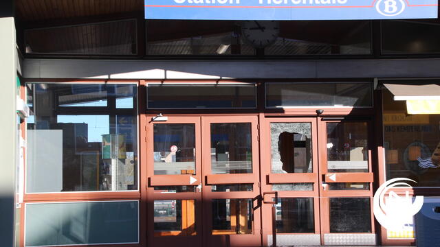 Vandaal gooit ruiten toegangsdeur stationsgebouw stuk 