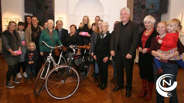 Blije winnaars actie 'Stappen-trappen-shoppen' 