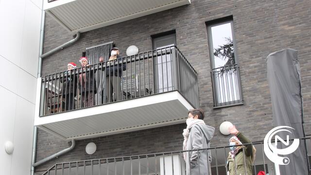 Vrolijke kerstsfeer voor senioren tijdens kerstconcertje Hanz Duval aan Dienstencentrum Convent2 
