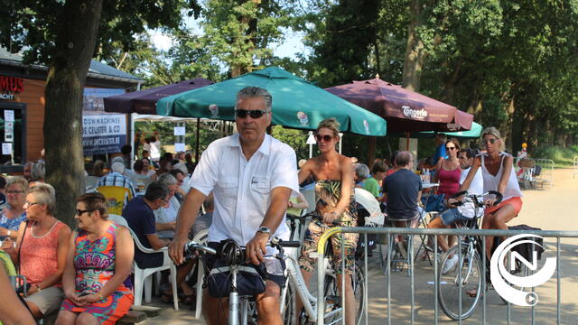 Fietshappening De Schakel voltreffer onder een stralende zon