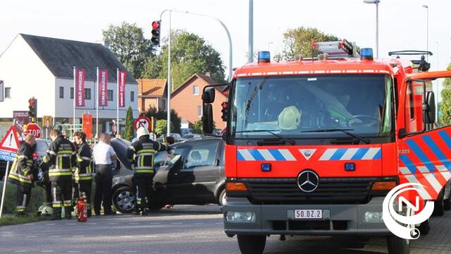 Brandweer koelt verhitte wagen op parking Aveve Kasterlee