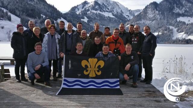 Kasterlee krijgt nieuwe vlag van gefusioneerde partnergemeente Plaffeien