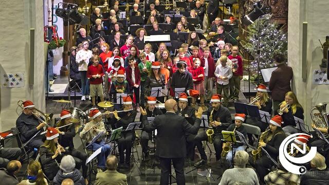 Bomvolle Sint-Pieterskerk Vorselaar geniet van eclatant kerstconcert - vooraf sfeervolle lichtjeswandeling 