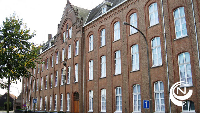 Loop tijdens de 'Urban 900 Run' dwars door o.a. het klooster met kapel op 9 september