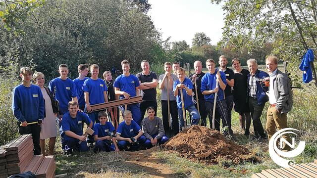 Leerlingen kOsh vernieuwen vakkundig knuppelpad in de Hellekens