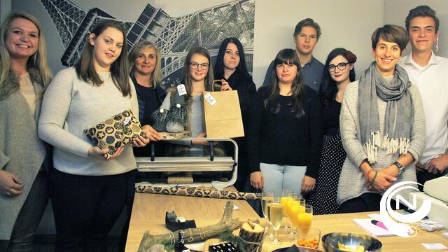 Leerlingen kOsh openen kerst pop-up in Zandstraat