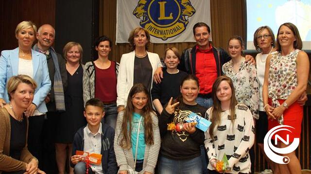 Feestelijke uitreiking tekenwedstrijd Vredesposter Lakenpoortse : Kayla Heirman winnares