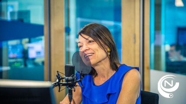  Politici overladen ontroerde Linda De Win met bloemen bij afscheid "Villa Politica": "Kijkers, ik ga jullie missen"