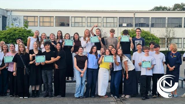 Scholenproject twee LIONS-clubs uit Heist-Westerlo steunt 8 goede doelen : cheque €4.250  