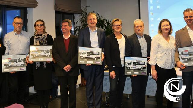 Mindermobielen bus voor vervoer naar medische consultatie