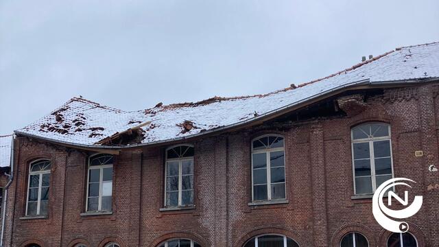 Dak van leegstaand gebouw De Zwaan  begeeft het onder gewicht van sneeuw in Mol