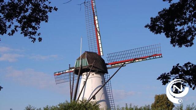 De molen van Ezaart op volle kracht tijdens opendeur op zondag 26 augustus
