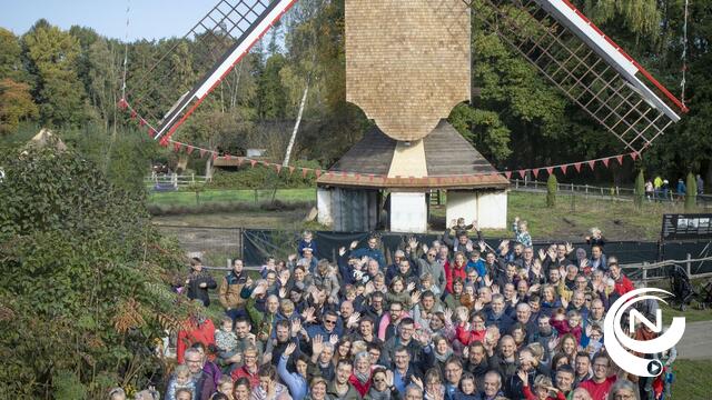 412 Mollenaren bezoeken én versieren stukje Molse geschiedenis in Bokrijk