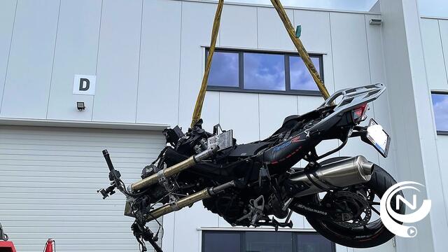 Motorrijder (62) uit Nijlen zwaargewond na frontale botsing op Industrielaan