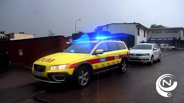 Enkel gele ziekenwagens mogen blauwe lichten en sirene hebben 