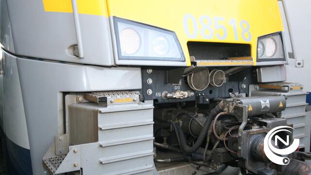 Heistenaar met wagen tegen passagierstrein 