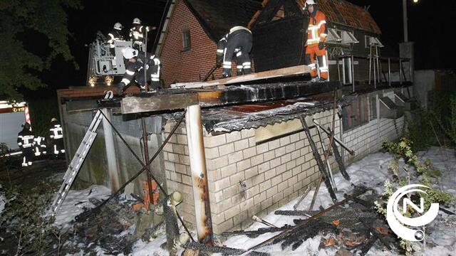 Duivenhok gaat in vlammen op in Geel