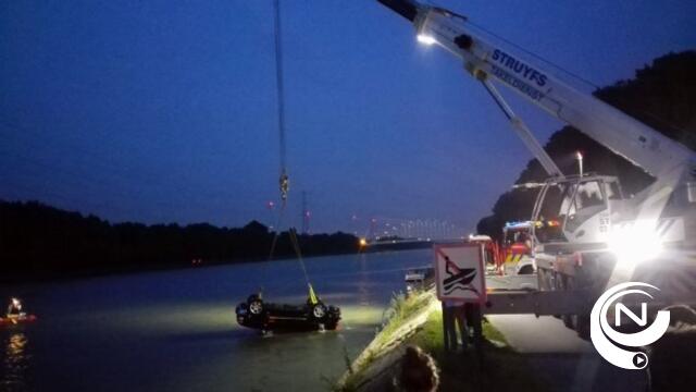 Auto met trailer in Albertkanaal aan Hoogbuul waterski-haven