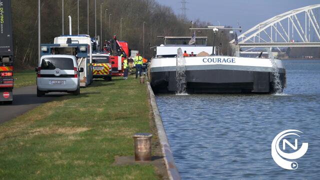  Brandweer Kempen pompt lekkend schip leeg in Albertkanaal Olen