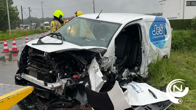 Frontale botsing op Poederleeseweg : 1 bestuurster onder invloed, 3 gewonden - extra foto's