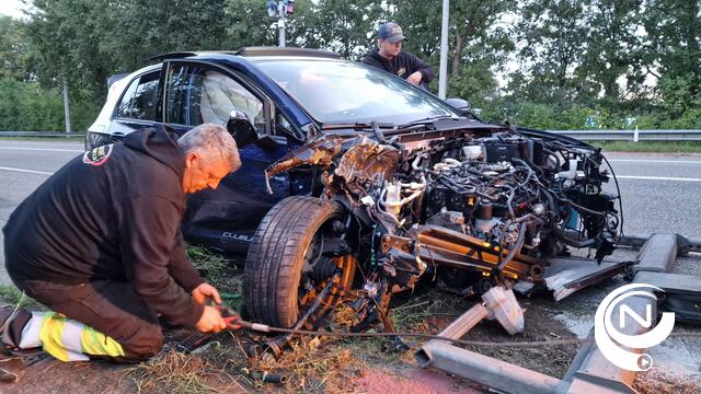 Spectaculaire frontale botsing op brug over E313 Olen : 1 gewonde