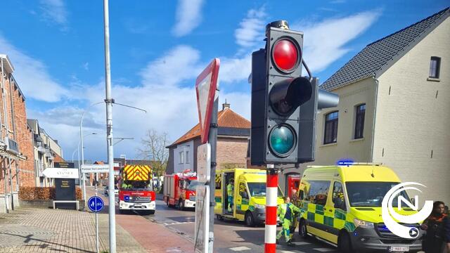 Wagen belandt tegen gevel in Melkerijstraat Olen, bestuurder (59) werd onwel -  4 gewonden naar ziekenhuis