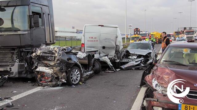 E313 Geel-West : spectaculaire kettingbotsing, 7 voertuigen tot prak herleid,  2 zwaargewonden