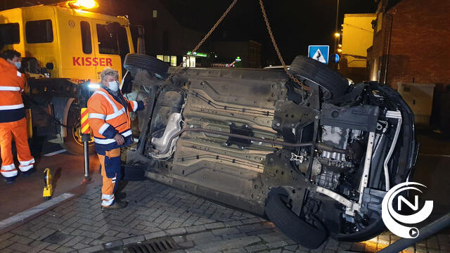 Botsing op kruispunt Grote Baan-Vaartstraat Hulshout : auto op z'n zijkant