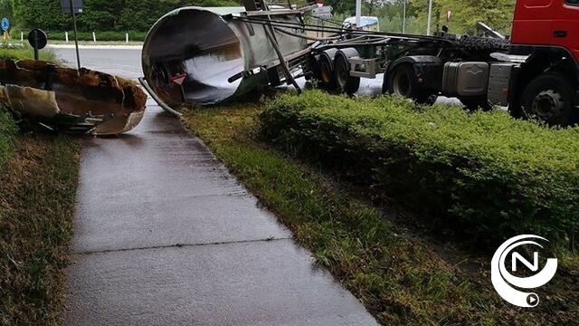Kalvermesttransport kantelt aan rotonde Zuiderring Geel